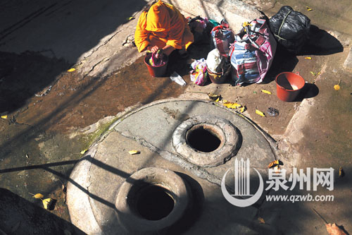 舊館驛巷里的人們保留著從豆生井汲水洗滌的習(xí)慣