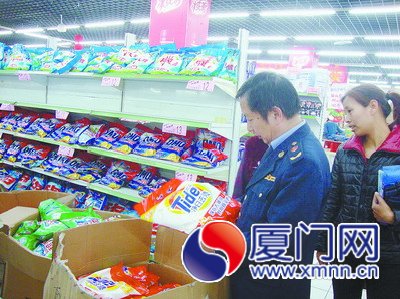 工商人員查獲假冒產(chǎn)品。