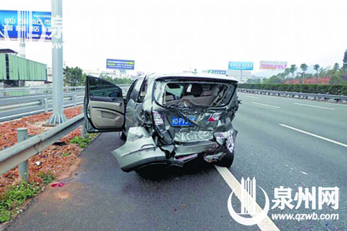 小車被撞到應(yīng)急車道,尾部凹陷