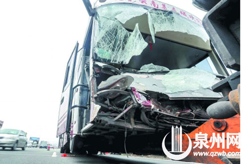 中巴車車頭面目全非