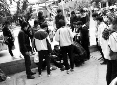 路人扶起摔倒的老人