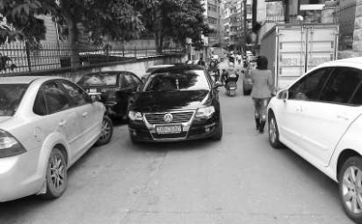 南安柳溪街車輛停兩側(cè)