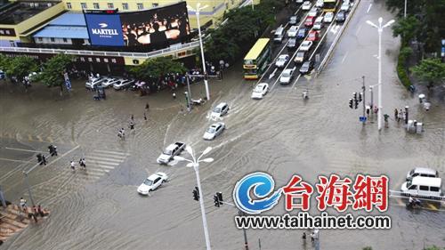 去年“西馬侖”登陸的大暴雨，導(dǎo)致湖濱南路成了澤國(guó)