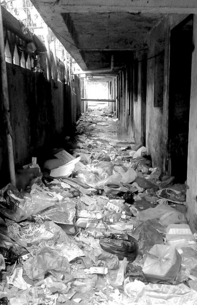 樓房走道內(nèi)垃圾遍布