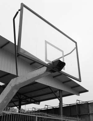 南安市體育場一籃筐“受傷”