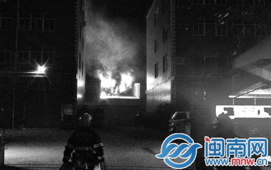 消防員在火場內(nèi)外緊急撲救