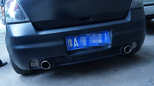 私自加裝咆哮器的排氣管