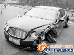 事故車被撞出“S”形。