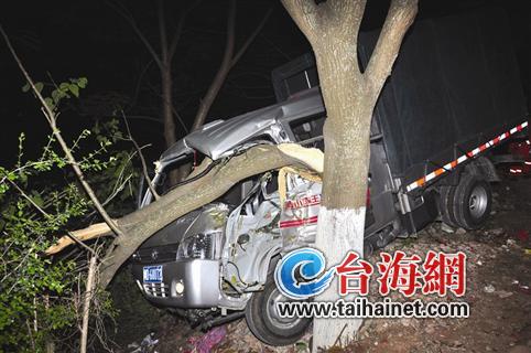 小貨車撞樹