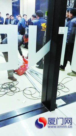 工人現(xiàn)場(chǎng)施工裝門，試圖“封鎖”辦公場(chǎng)所，被民警制