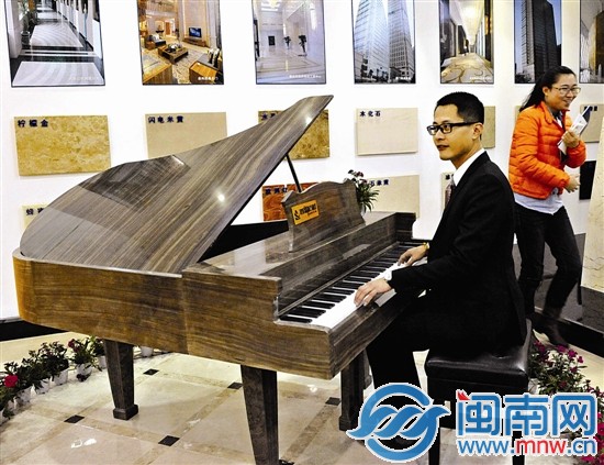 一企業(yè)用大理石制成的“鋼琴”很是逼真