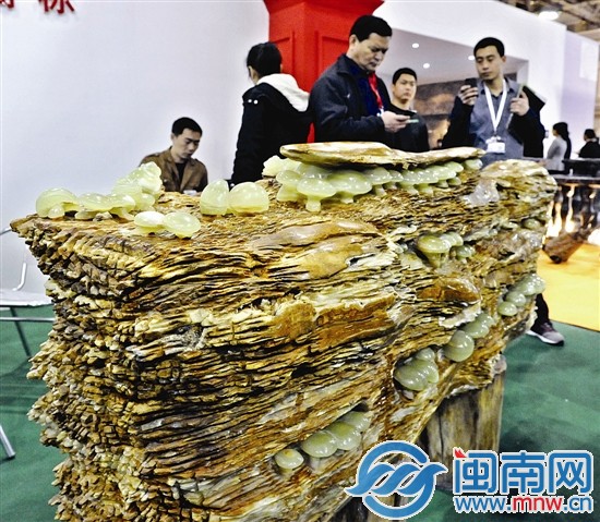 “枯木”上的“蘑菇”是阿富汗玉制成的