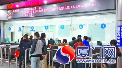 市民在梧村汽車站購(gòu)票時(shí)，售票員會(huì)提醒可乘坐免費(fèi)接