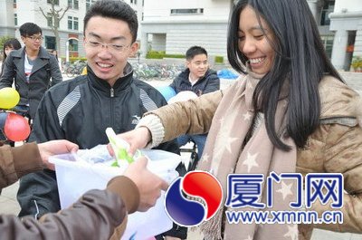 騎完自行車，女生領(lǐng)到炸雞和啤酒。