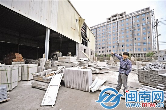 小貨車(chē)上的不明液體爆炸