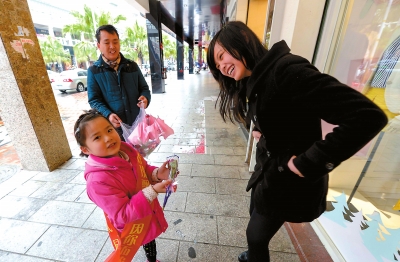 趙藍靈小朋友給街上的女士送上玫瑰花