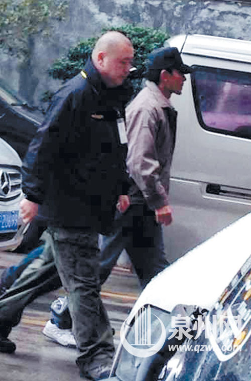 網(wǎng)友曬出與天王(戴帽者)偶遇的照片