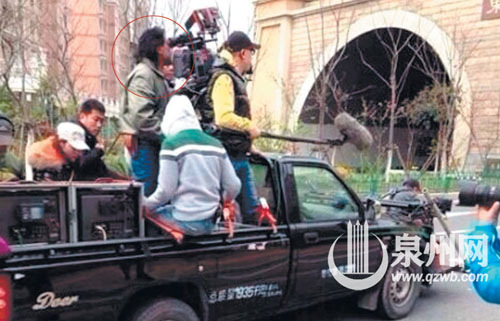 網(wǎng)友拍到《失孤》攝影師李屏賓(紅圈處)在東海隧道