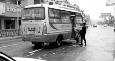 客運(yùn)車路中停車攬客