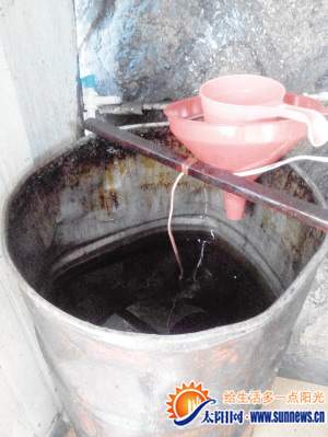 桶里是回收的油，準(zhǔn)備要二次利用。