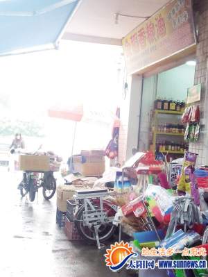 塔埔市場內(nèi)的糧油店銷售這些油