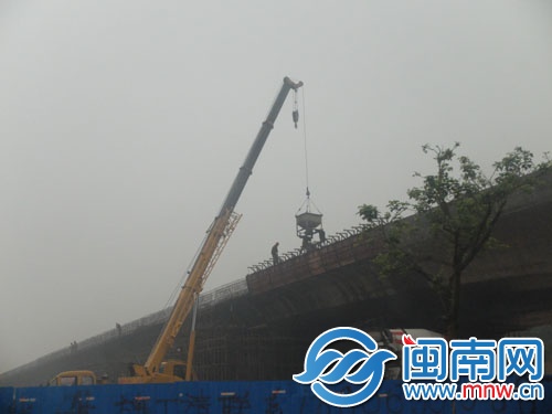 幾名高速路工人冒雨施工