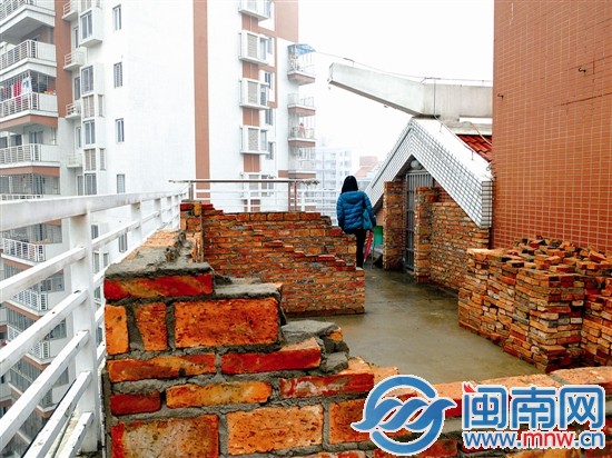 物業(yè)稱，違建幾天內(nèi)將拆除