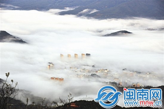 從仙公山遠(yuǎn)眺，濃霧猶如一張白棉被，彩色的樓房點(diǎn)綴