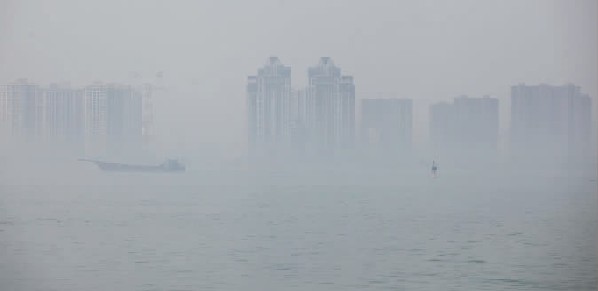 建筑隱藏在霧中,好像海市蜃樓