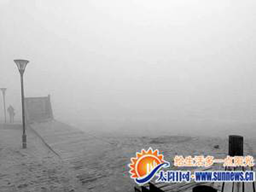 事發(fā)海域霧氣蒙蒙，救援力量多次搜尋未找到下海游泳