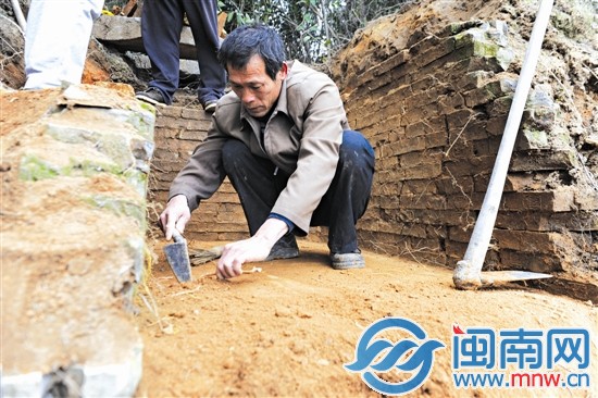 考古工作人員在清理墓地