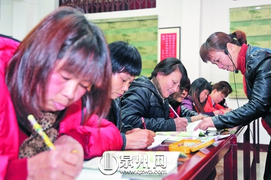 授課老師認(rèn)真指導(dǎo)學(xué)員寫字