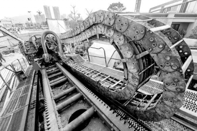 工作人員利用穿越樁機(jī)解決管道過橋難問題