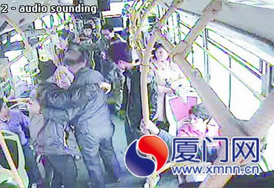 車輛到站后，高強(qiáng)又將老人扶下車