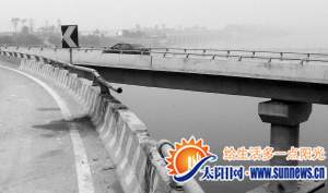 護欄被撞壞。