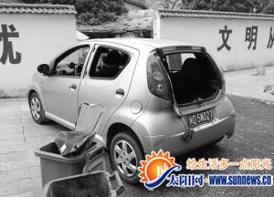 黃女士的車受損嚴(yán)重