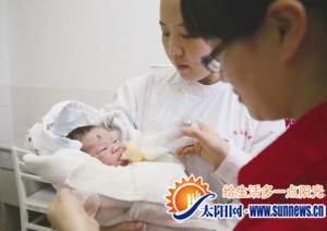 醫(yī)護人員細心呵護這個奇跡降生的小生命