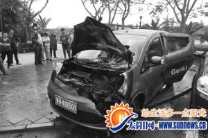 電動(dòng)汽車(chē)剛買(mǎi)不到一年停在路邊突然起火