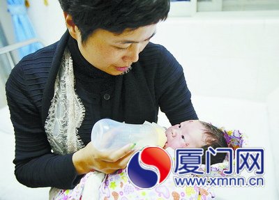 愛心媽媽趕往醫(yī)院看望寶寶。