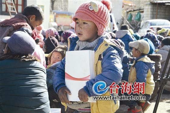 西藏小朋友領(lǐng)到課外書