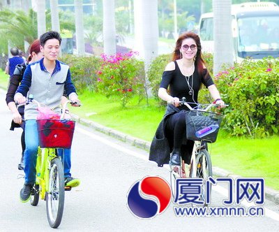 昨日廈門氣溫回升，圖為穿短袖的游人