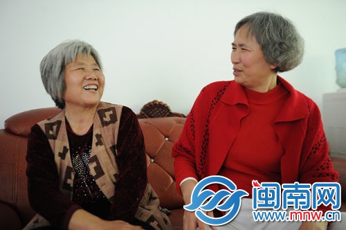 黃阿姨(左)和李阿姨唱起她們年輕時的歌