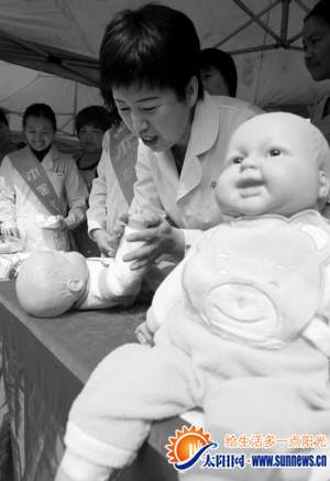 家政服務(wù)節(jié)現(xiàn)場(chǎng)的嬰兒護(hù)理展示