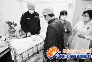 寶寶的叔叔見到寶寶后，連說“謝謝你們的細(xì)心照顧”。