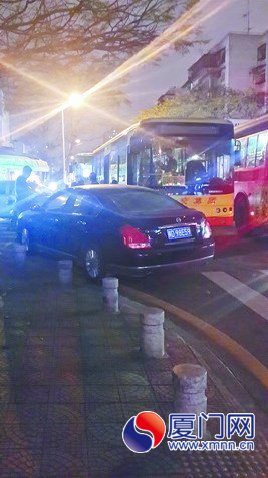 這輛轎車“卡在”十字路口造成交通擁堵