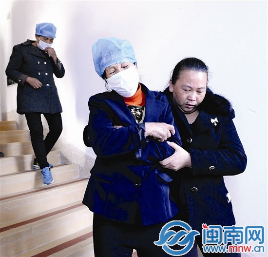 奶奶（前排左）探視完寶寶后，傷心得幾度軟了身子