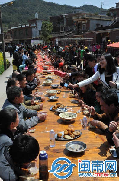 眾多市民品嘗美味的長(zhǎng)桌宴