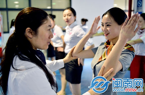 醫(yī)生為通過形象初選的應聘者進行身體初檢