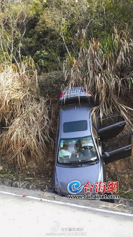 市民全家去灌口出游 車子一頭栽下6米高山路