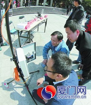 市民觀看氣象探測儀器